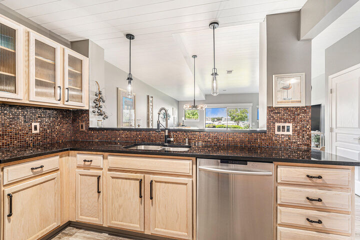 Property Photo: 927 W Savidge Street MI 49456