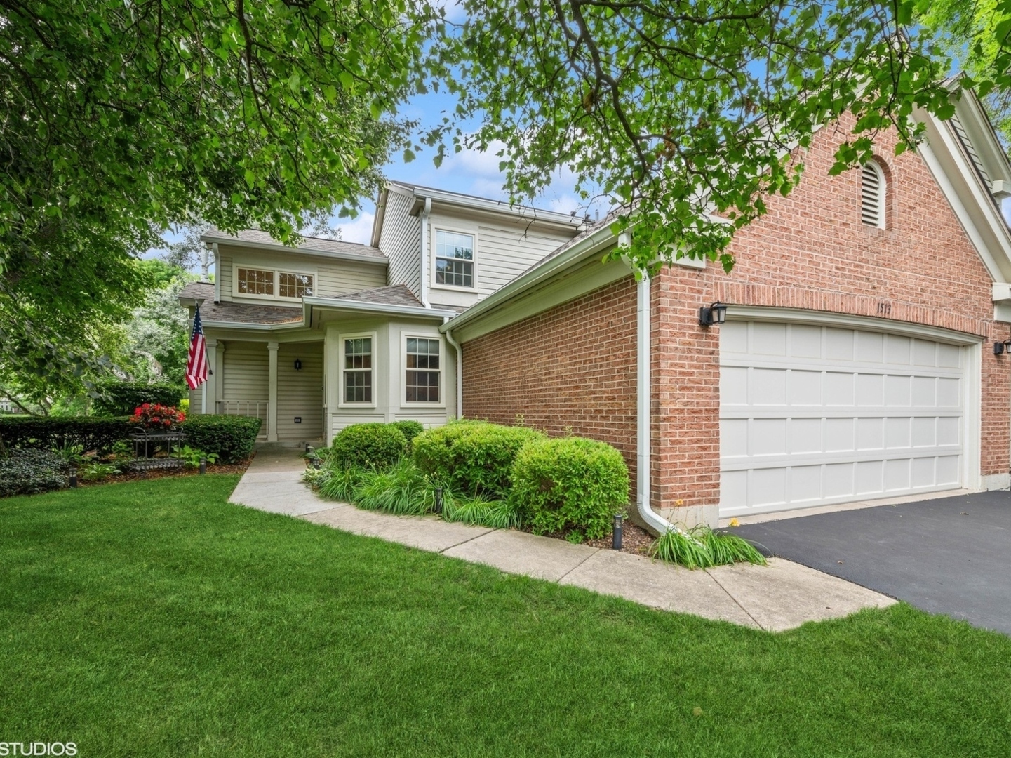 Property Photo:  1513 Broadway Court  IL 60090 