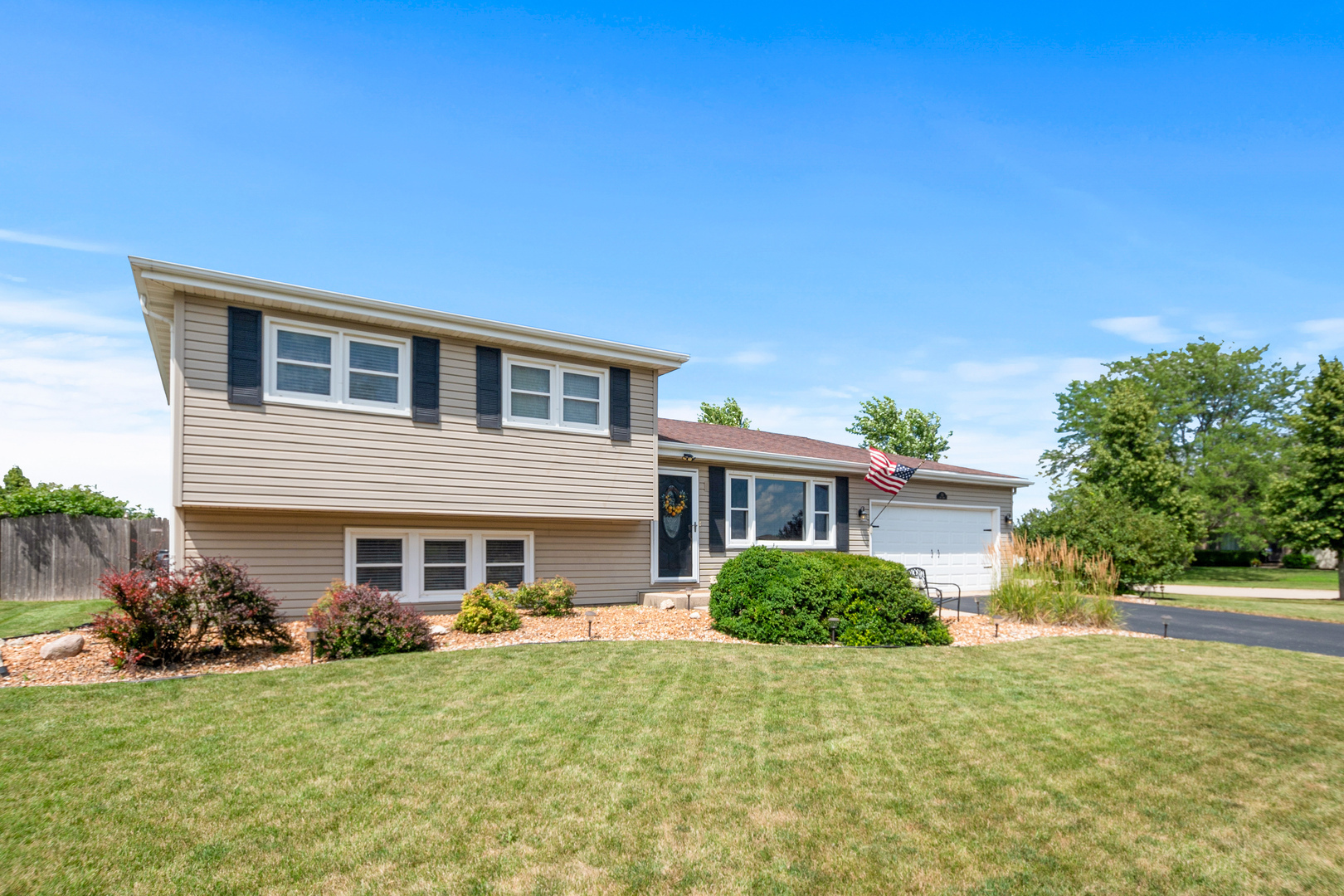 Property Photo:  701 Lake Court  IL 60451 