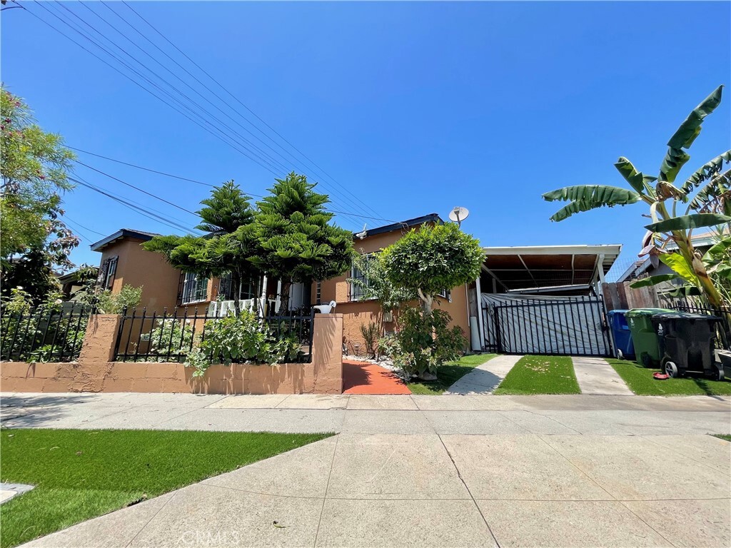 Property Photo: 2609 Hyde Park Boulevard CA 90043