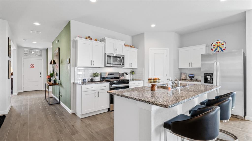 Property Photo:  208 Greenhill Trail  TX 76023 