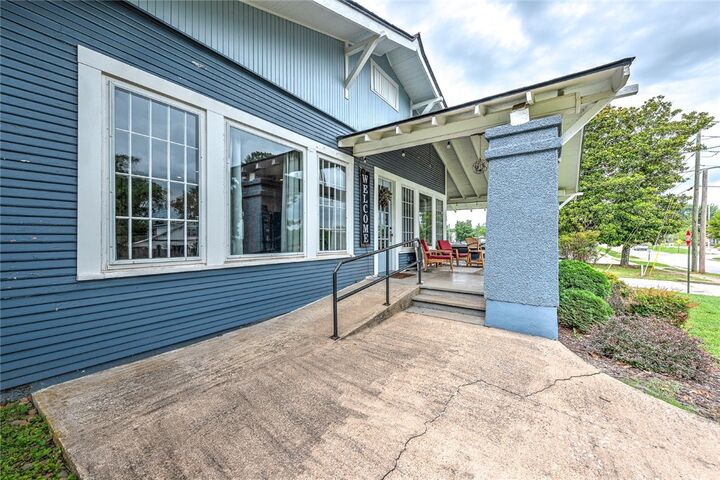 Property Photo:  302 E Jefferson Street  AR 72761 