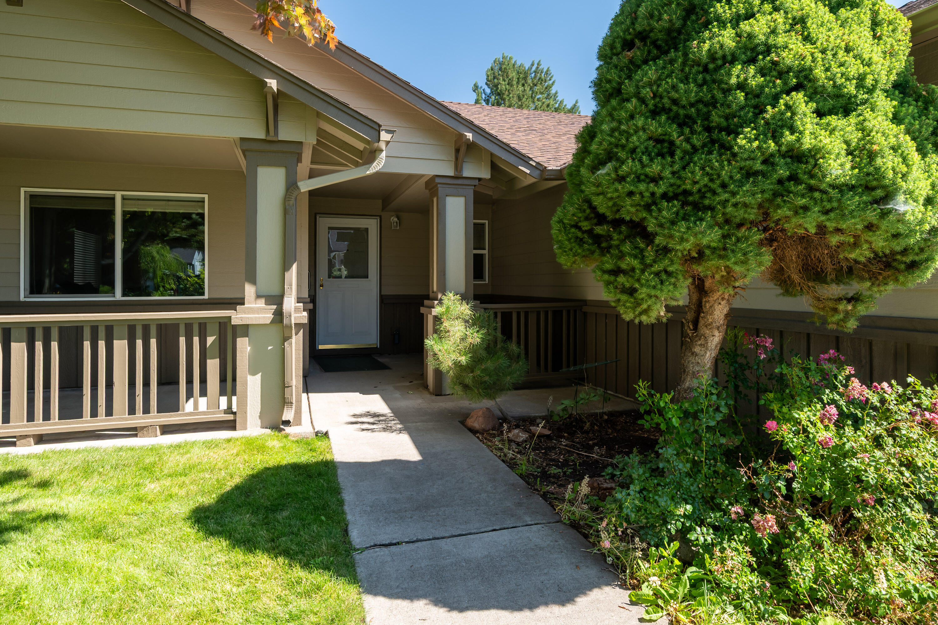 Property Photo:  857 NW Poplar Avenue  OR 97756 