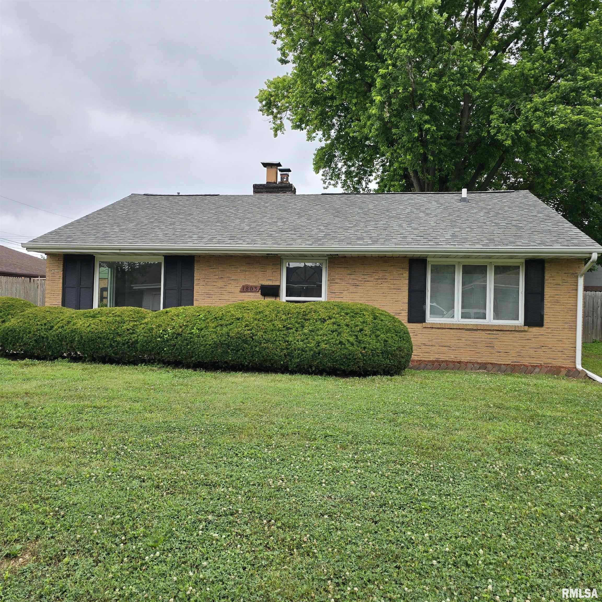 Property Photo:  1803 Center Street  IL 61554 