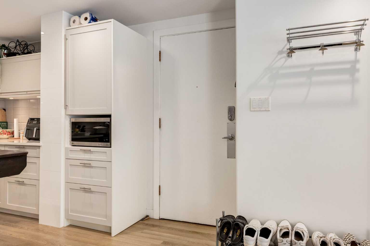 Property Photo: 1222 13 Avenue SW 205 AB T3C 0T1