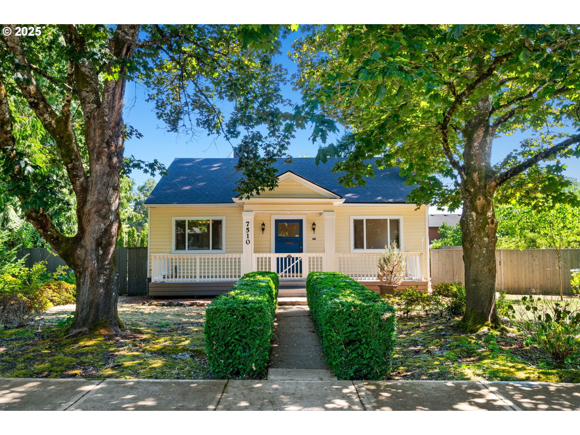 7510 SW Mapleleaf St  Portland OR 97223 photo