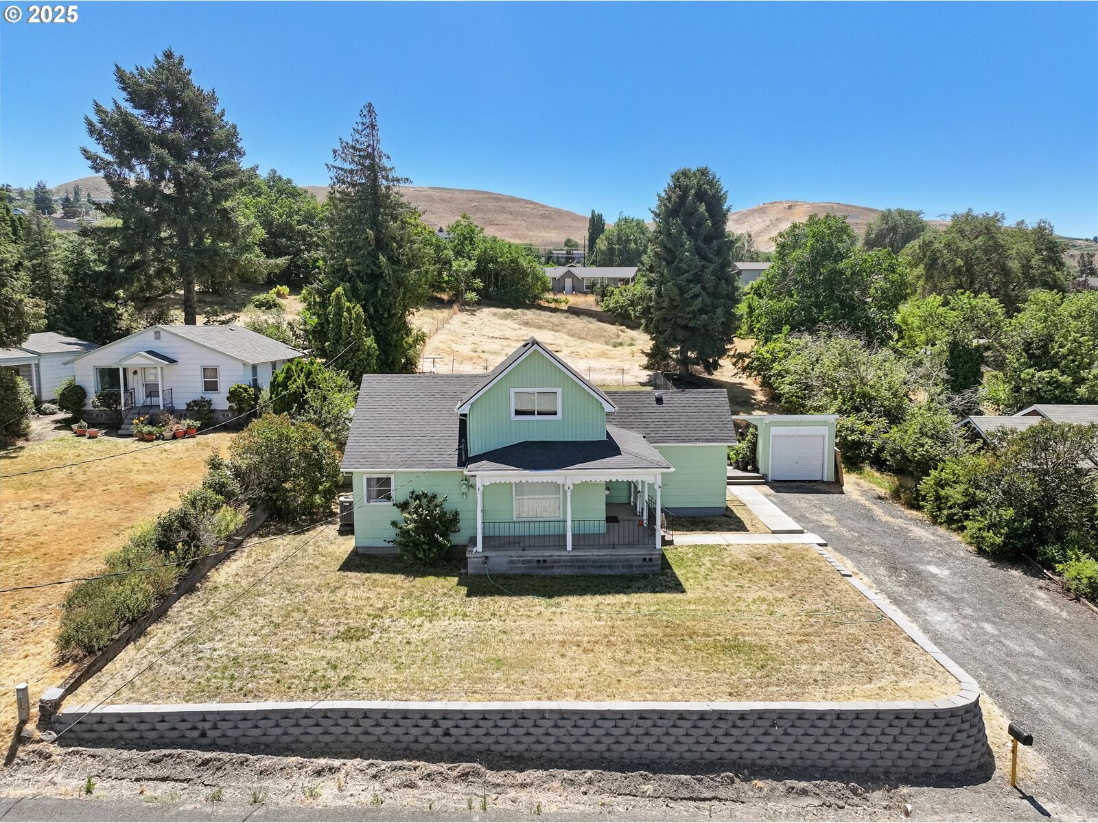 Property Photo: 2510 E 10th St OR 97058