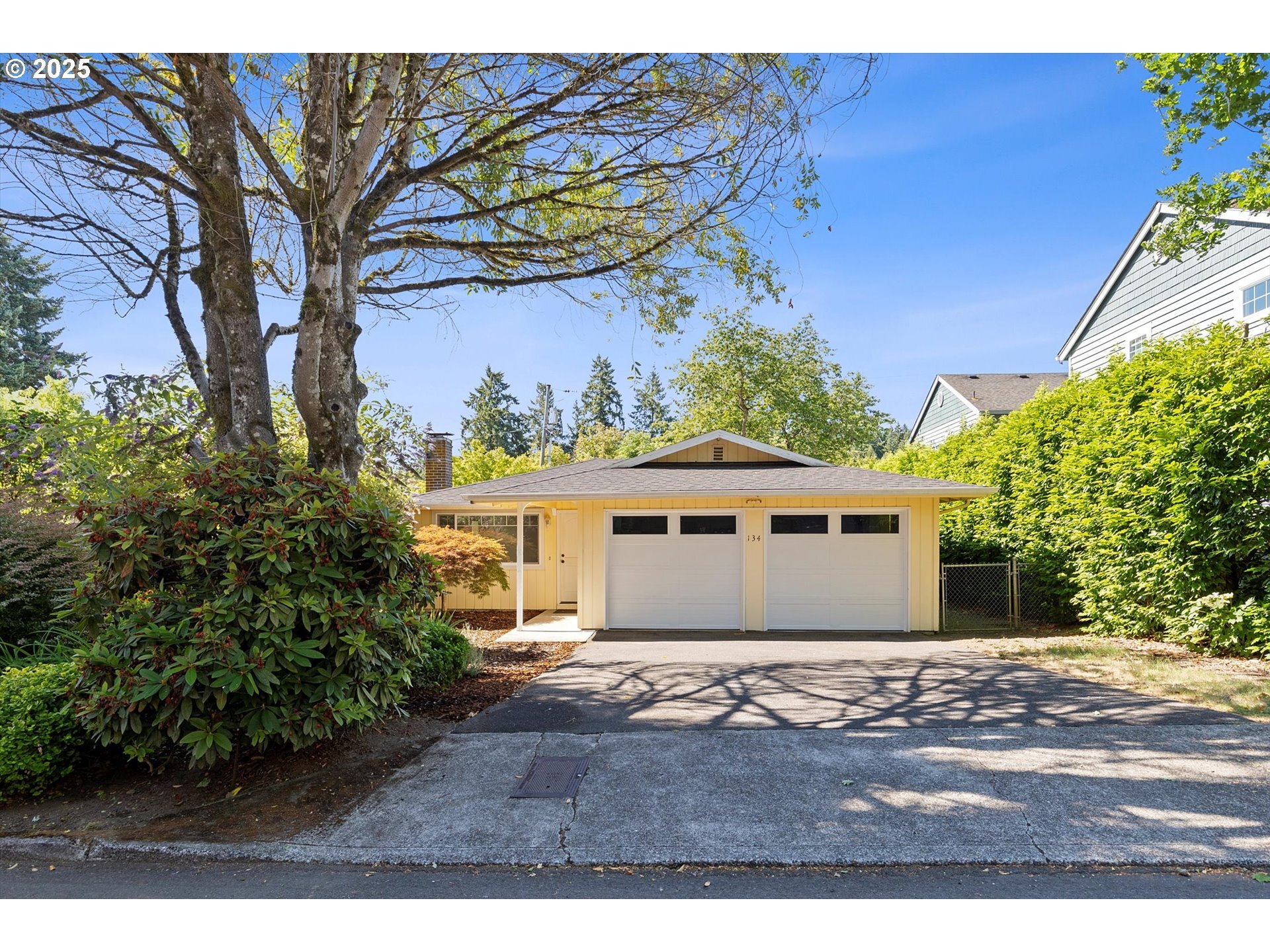 Property Photo:  134 Wilbur St  OR 97034 