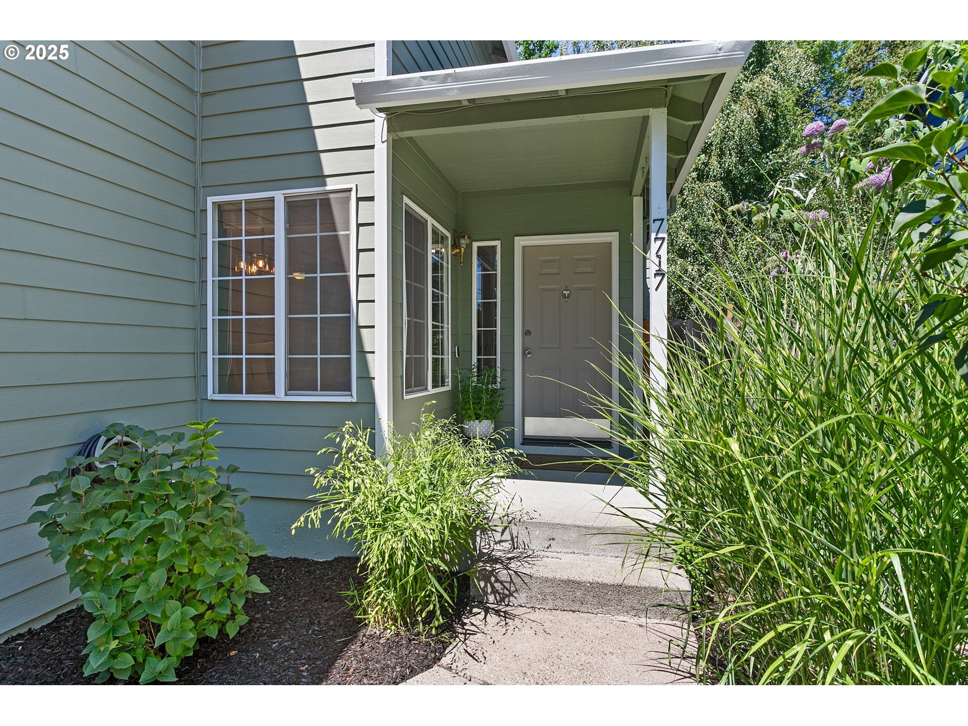 Property Photo: 7717 SW Chase Ln OR 97223