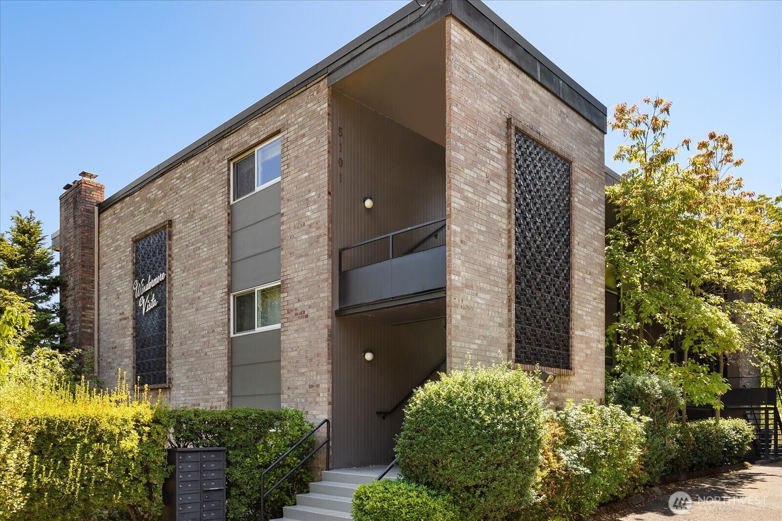 Property Photo: 5101 NE 55th Street 104 WA 98105