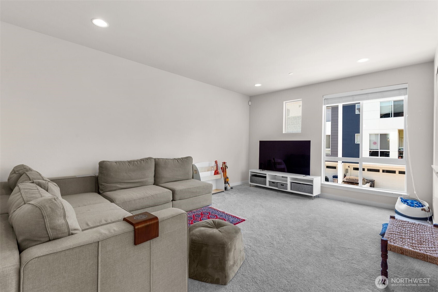 Property Photo:  14715  Admiralty Way B1  WA 98087 