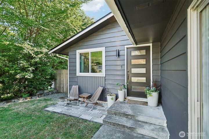 Property Photo:  3605  Earl Avenue  WA 98201 