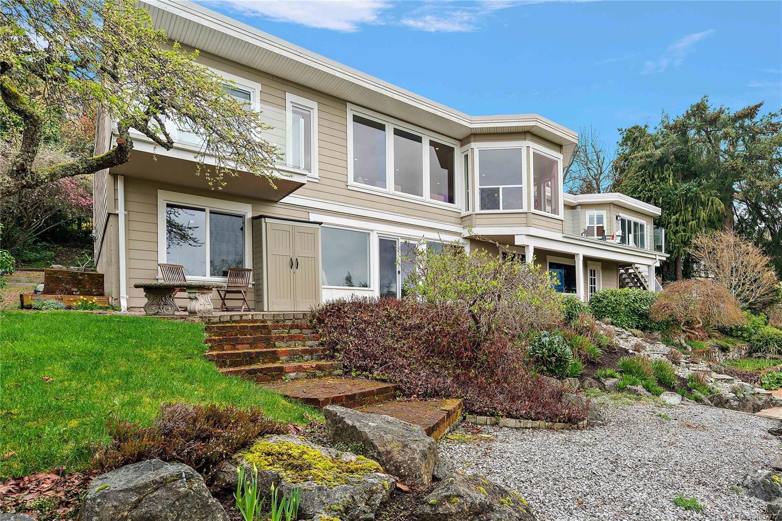 Photo de la propriété:  5055 Lochside Dr  BC V8Y 2G1 