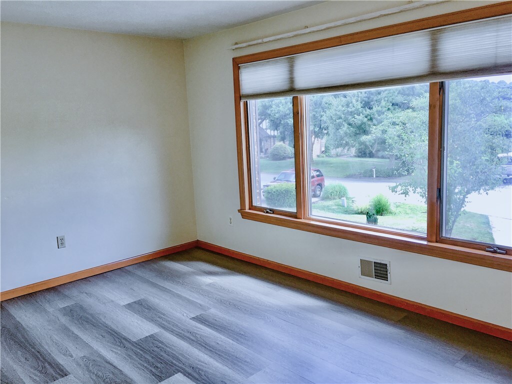 Property Photo: 809 Sean Court PA 15025