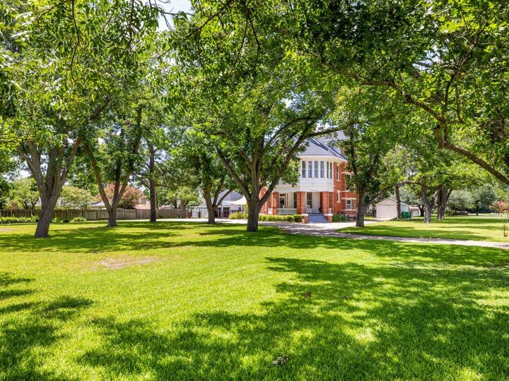 Property Photo: 1220 W Lake Drive TX 76574