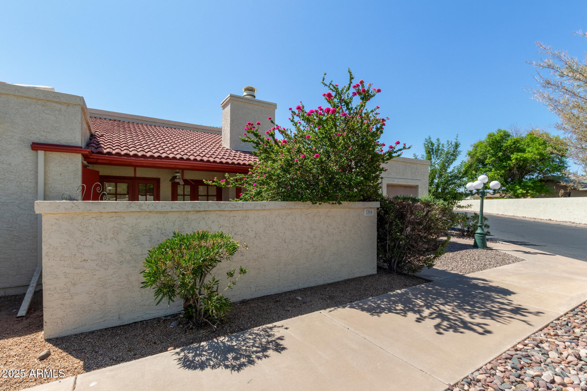 Property Photo: 633 W Southern Avenue 1200 AZ 85282