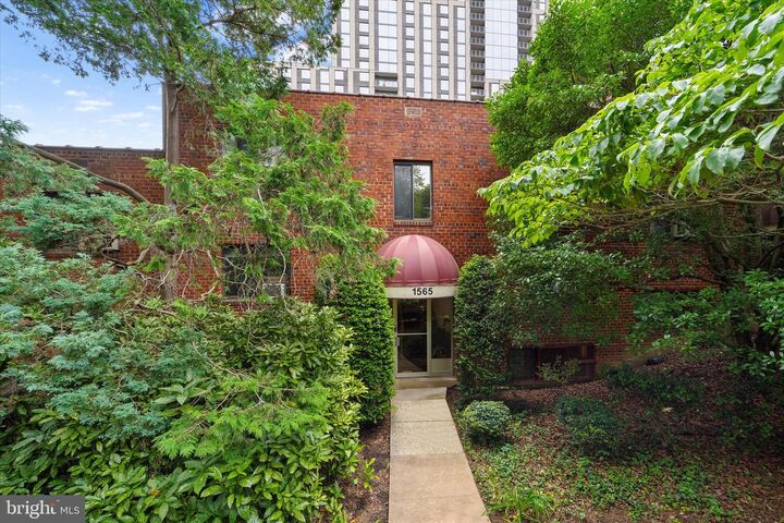 Property Photo: 1565 N Colonial Terrace 104-Z VA 22209