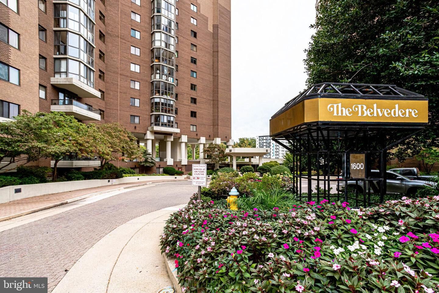 Property Photo: 1600 N Oak Street 1701 VA 22209
