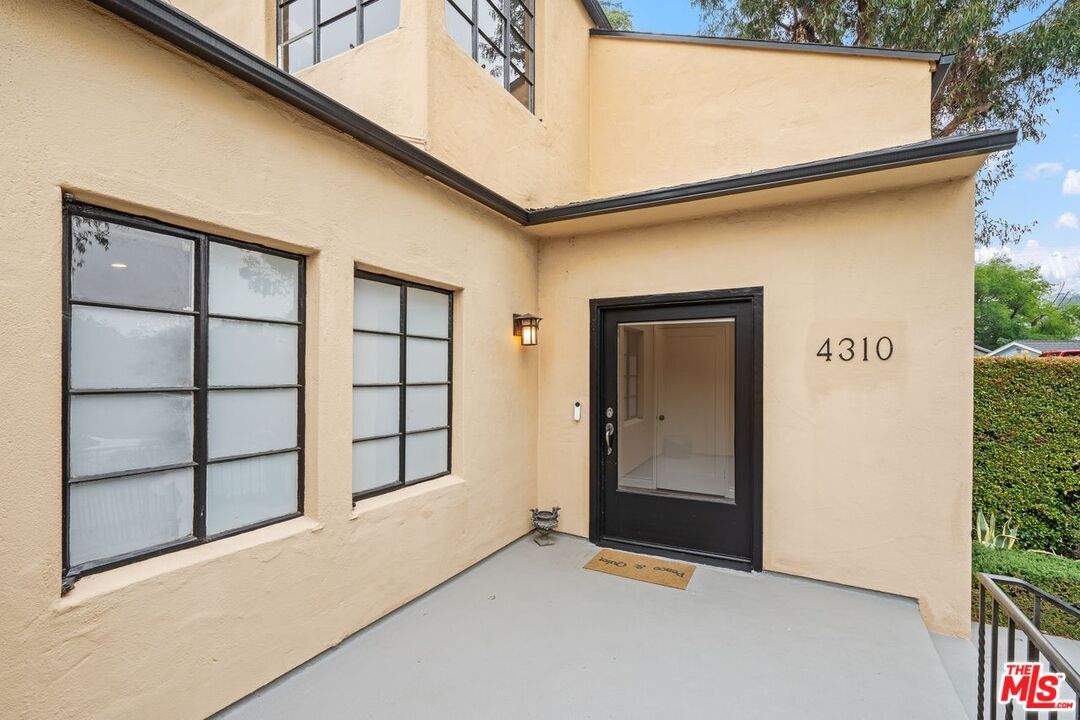 Property Photo: 4310 Cedarhurst Cir CA 90027
