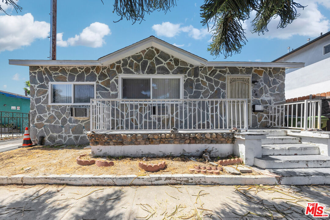 Property Photo: 1286 W 39th Pl CA 90037