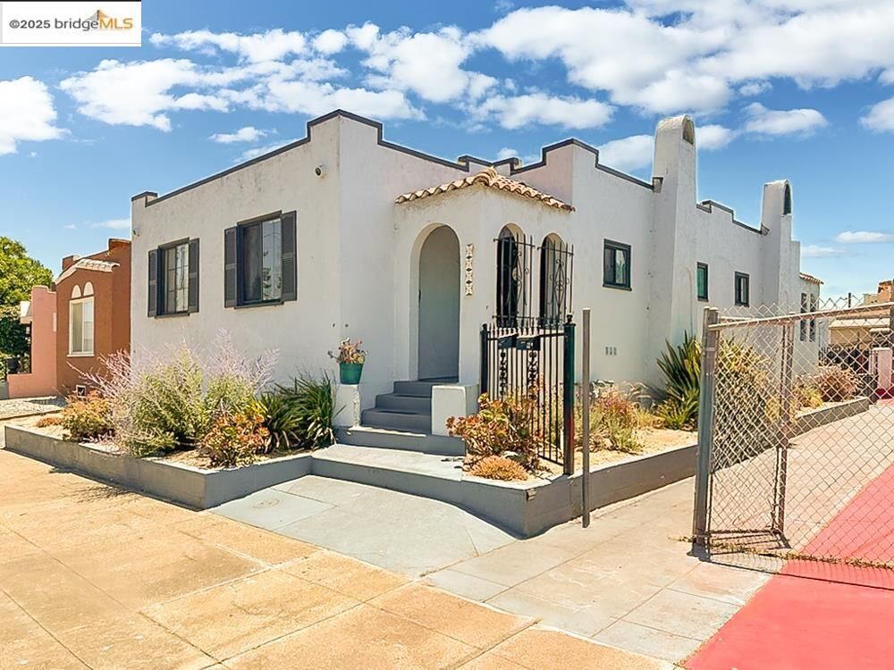 Property Photo:  2775 E 21st St  CA 94601 
