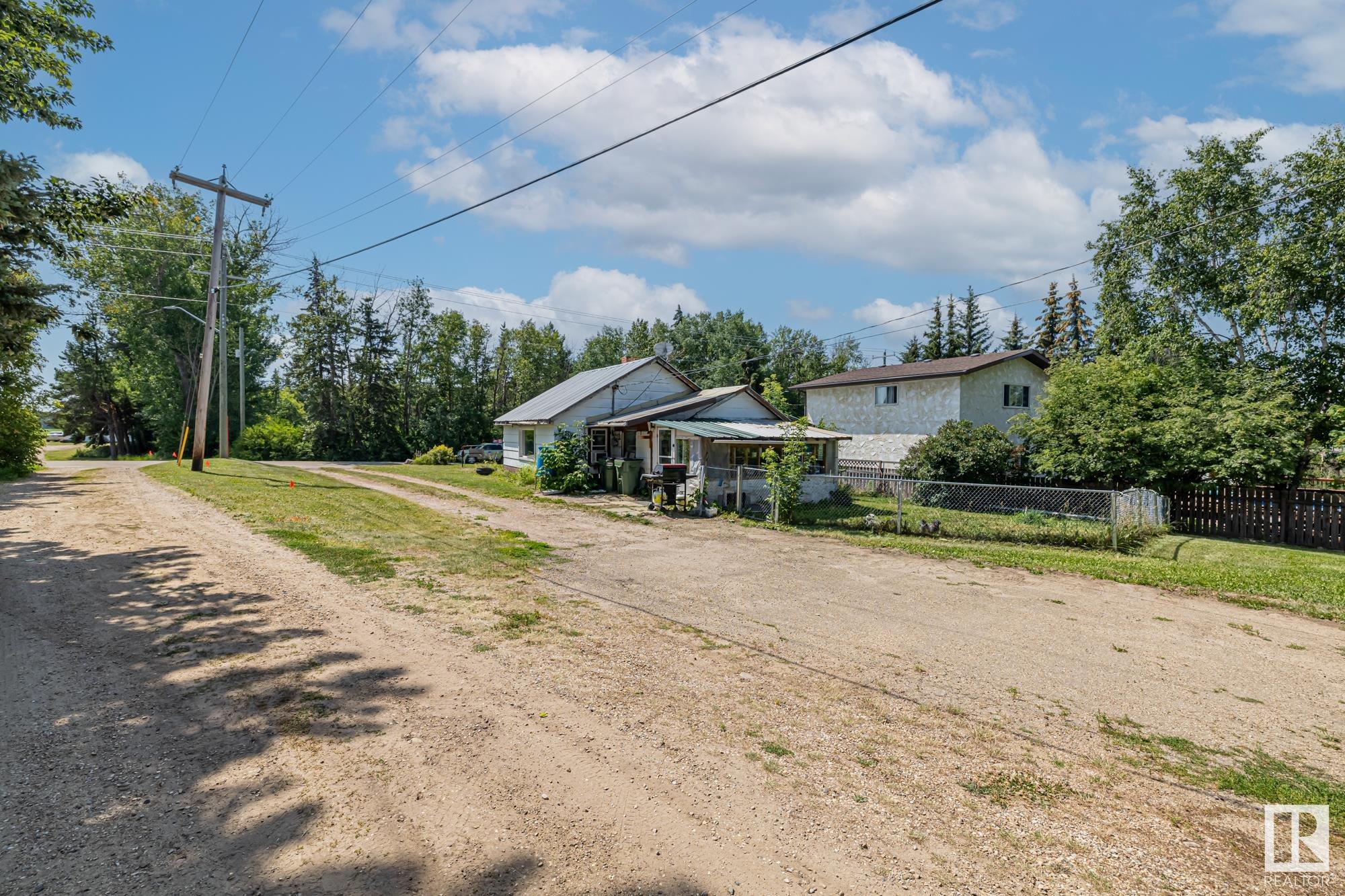 Photo de la propriété:  4904 47 Avenue  AB T0E 1V0 