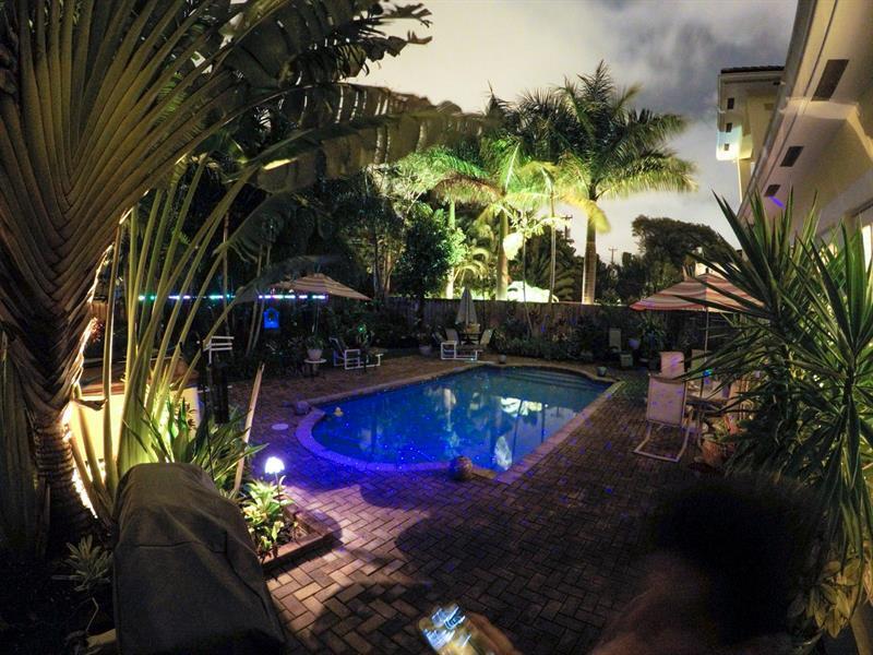 Property Photo:  101 NE 21st St  FL 33305 