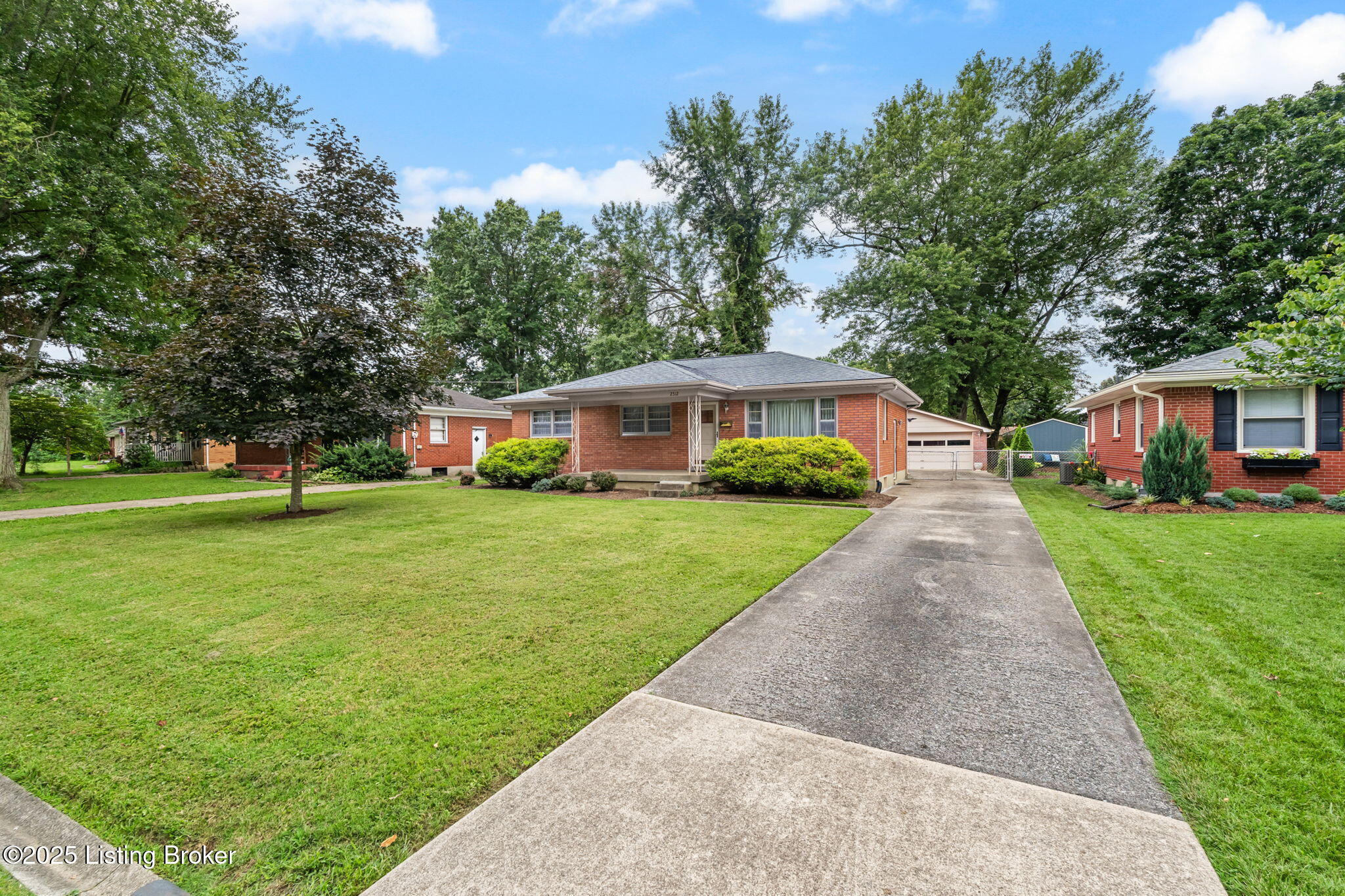 Property Photo: 2512 Coronet Dr KY 40216