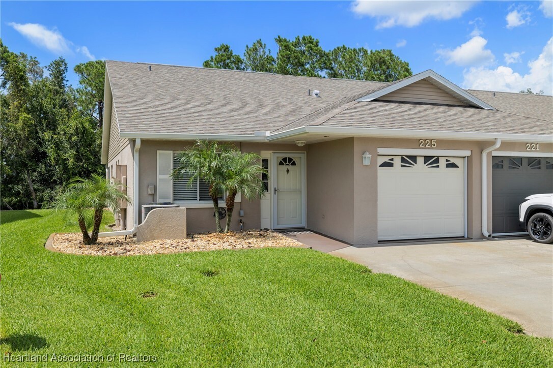 Property Photo: 225 Country Club Drive FL 33852
