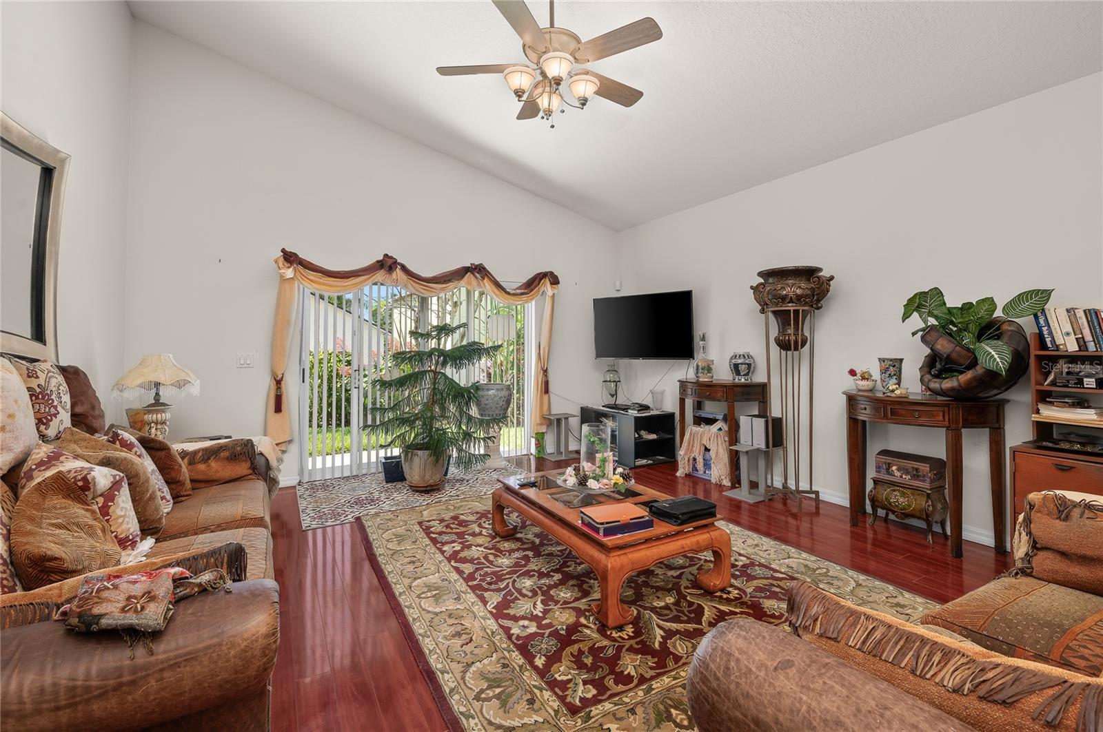 Property Photo: 221 Belgian Way FL 32773