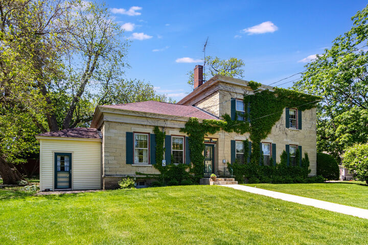 Property Photo: 1006 S Jefferson Street IL 60441
