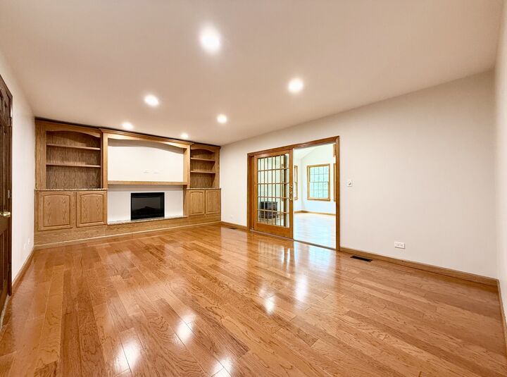 Property Photo: 1960 Pinehurst Court IL 60048