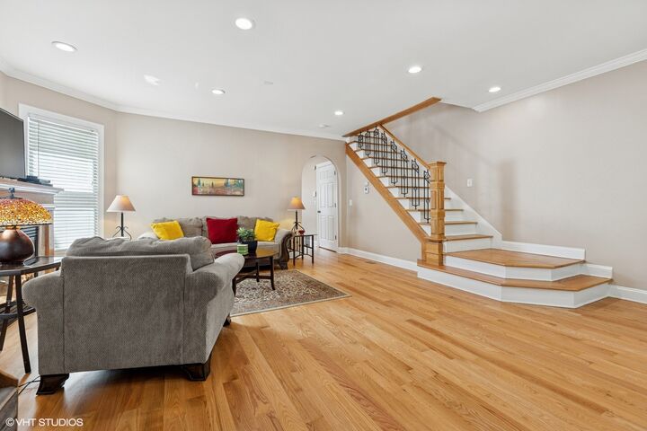 Property Photo:  1513 W Highland Avenue  IL 60660 