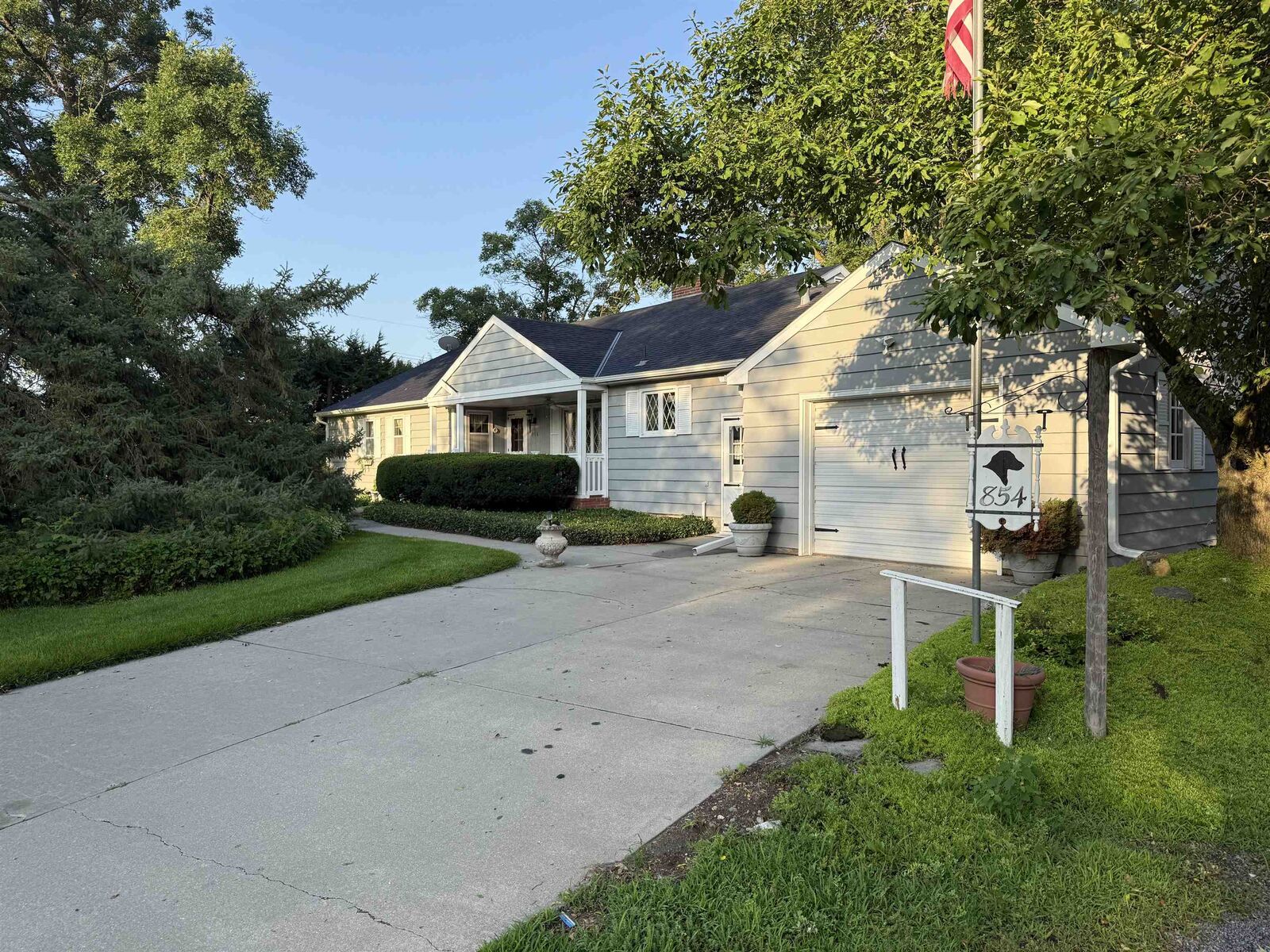 Property Photo: 854 4th St NE 68752-0025