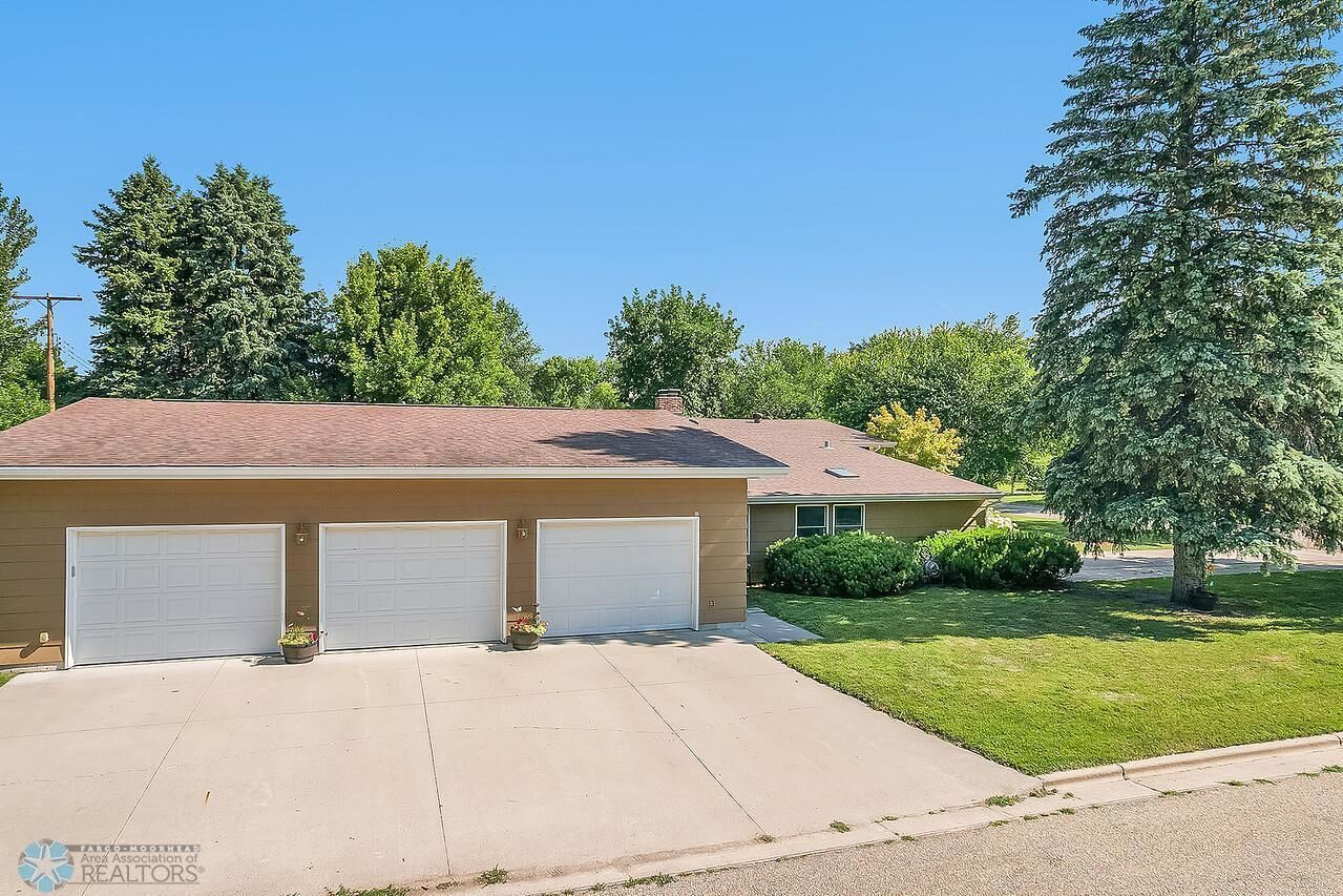 Property Photo:  202 12th Avenue N  ND 58012 