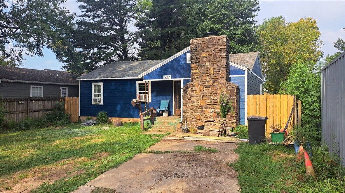 Property Photo:  922 S B Street  AR 72756 