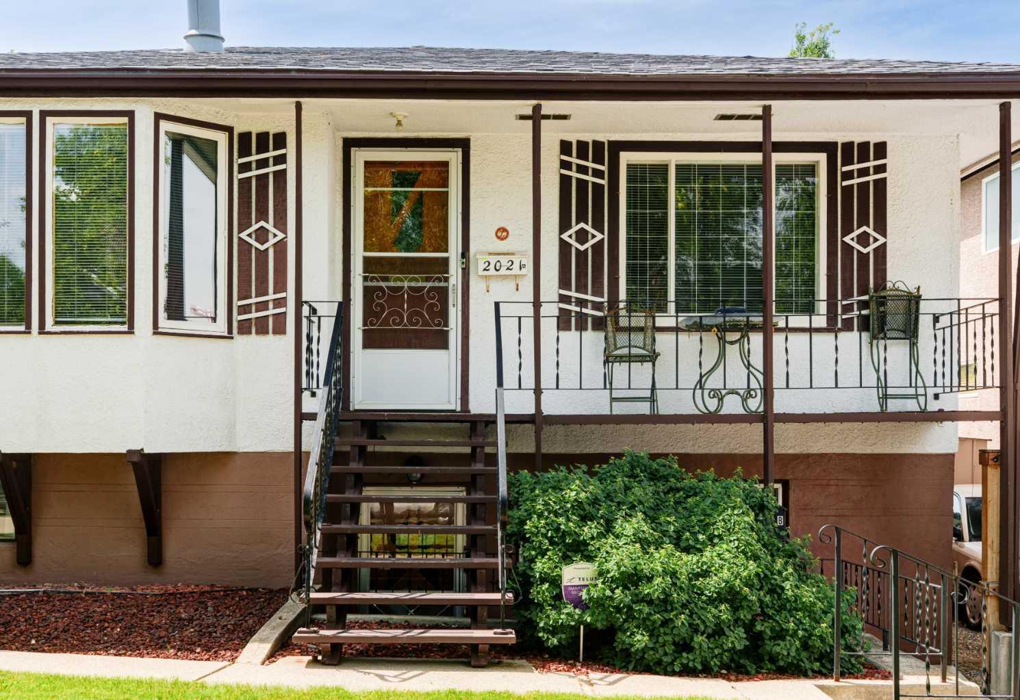 Property Photo: 2021 33 Street SW AB T3E 2S7