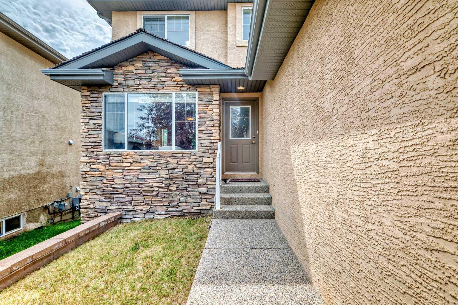 Property Photo:  17 Royal Ridge Hill NW  AB T3G 4T9 