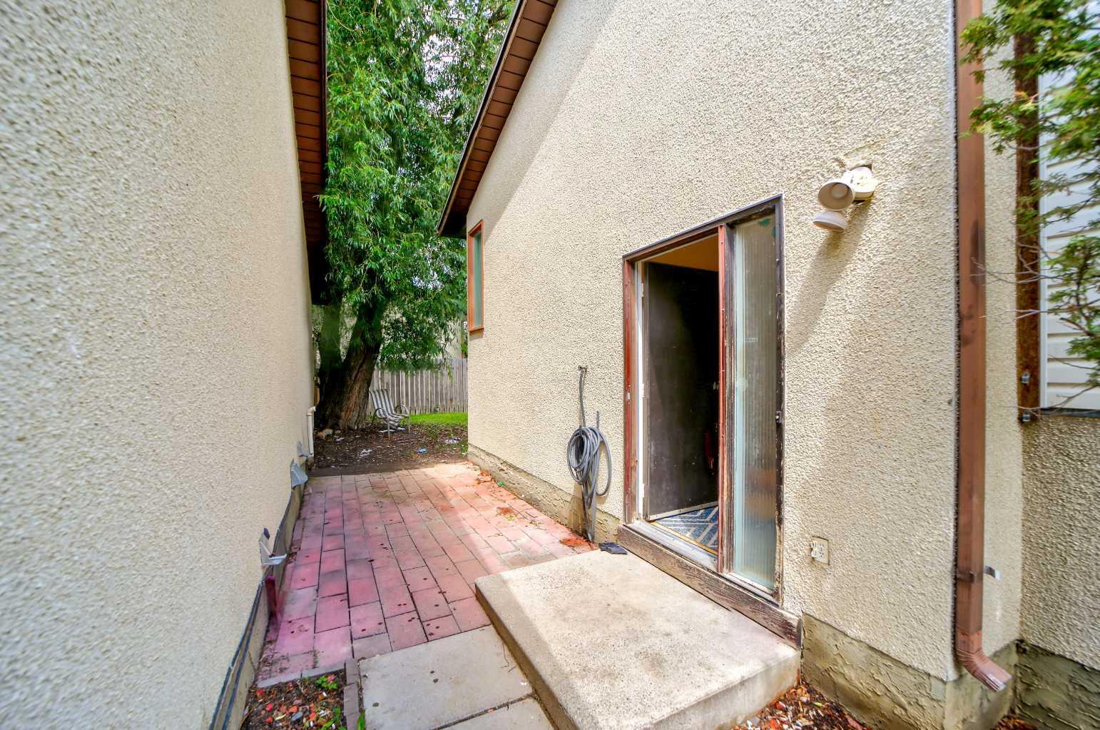 Property Photo: 3 Columbia Place W AB T1K 5A8