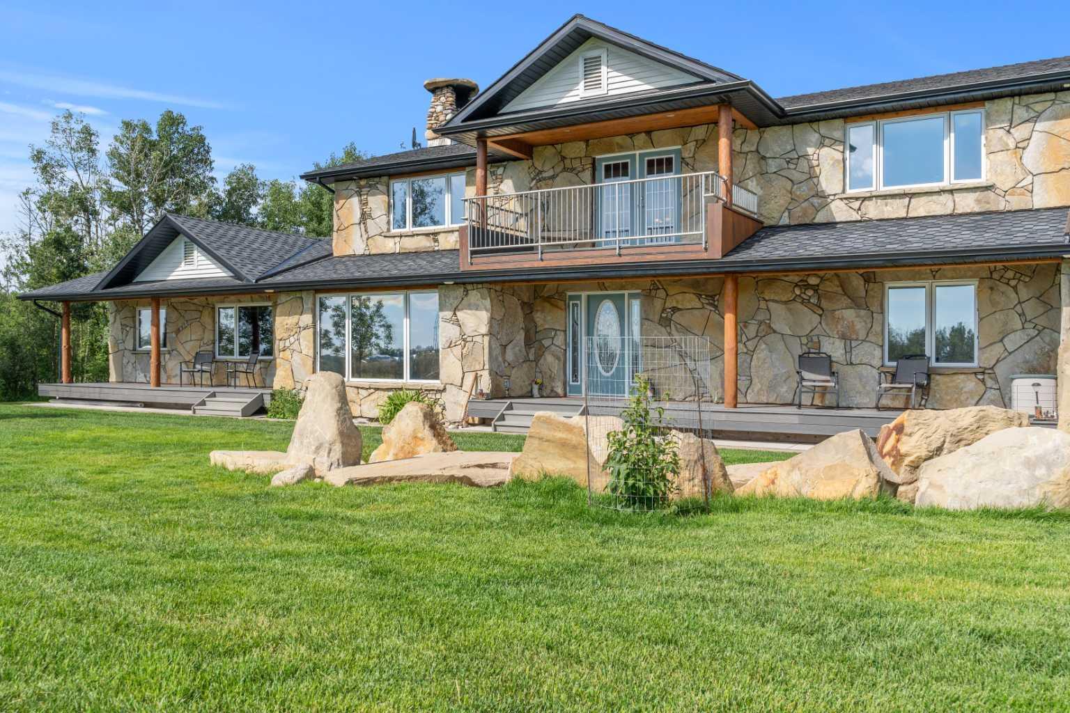 Property Photo: 17 Oak Avenue AB T1S 1K6