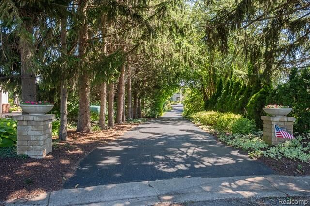 Property Photo:  4912 Oakwood Court  MI 48382 