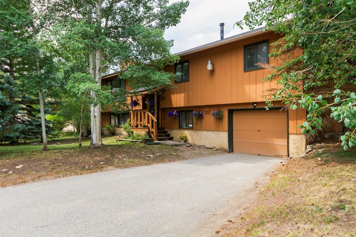 Property Photo:  857 Deer Path Road  CO 80435 