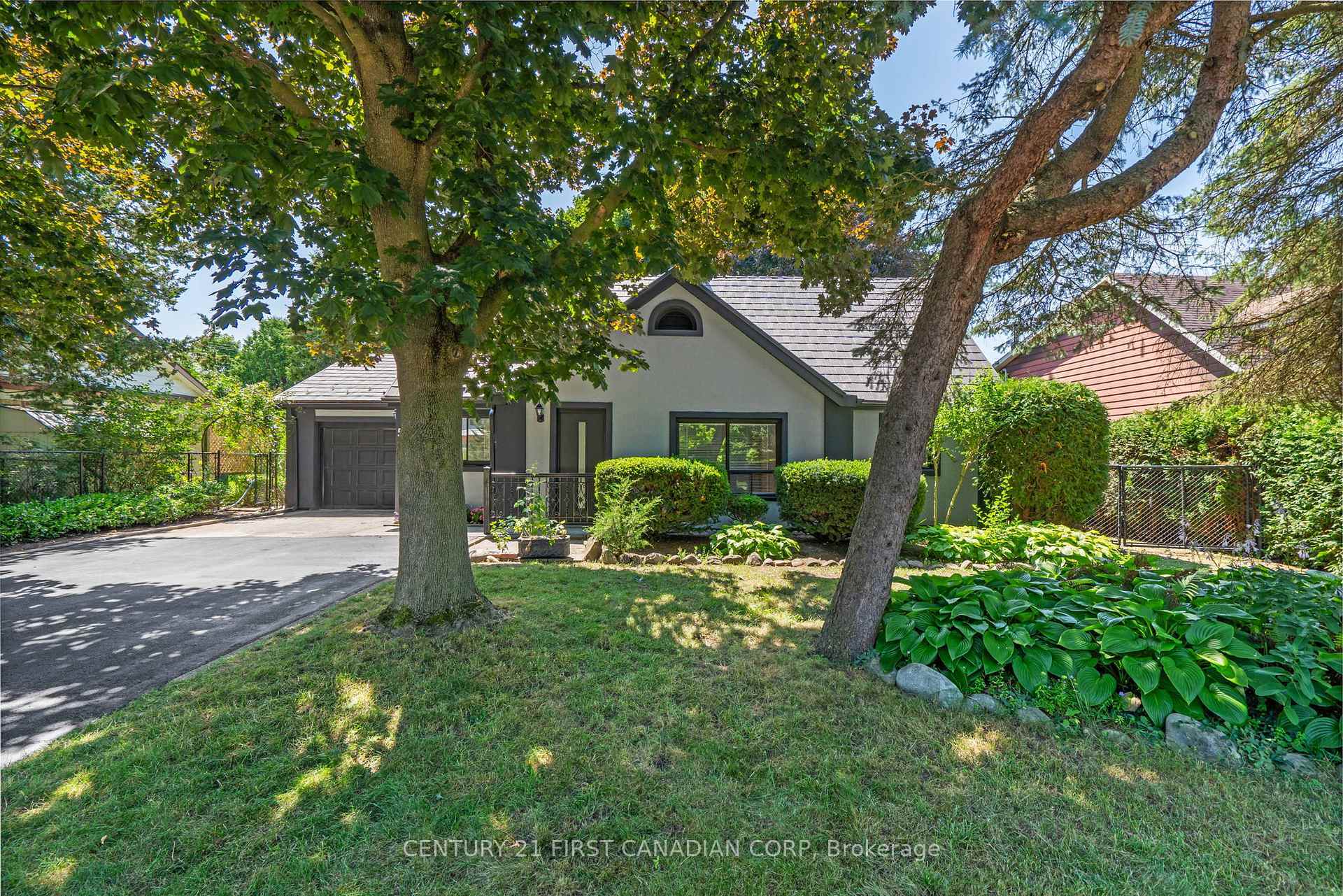 Photo de la propriété:  596 Kingsway Avenue N  ON N6H 3A1 