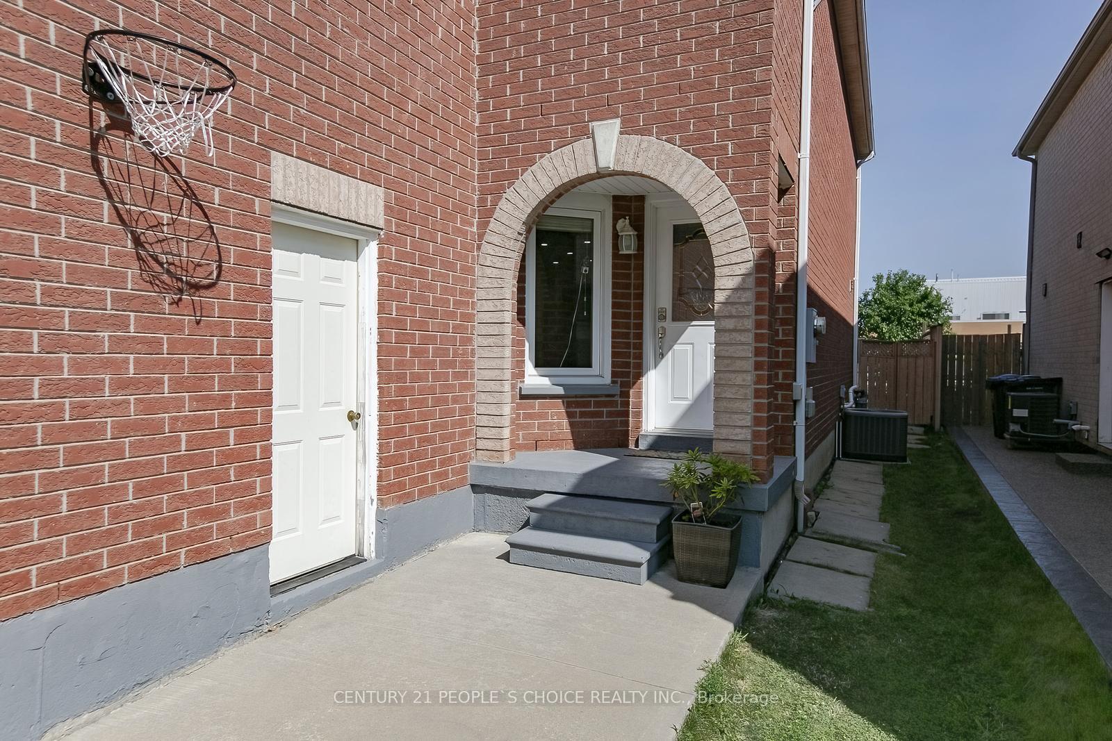 Property Photo: 27 Caruso Drive ON L6Y 5B1