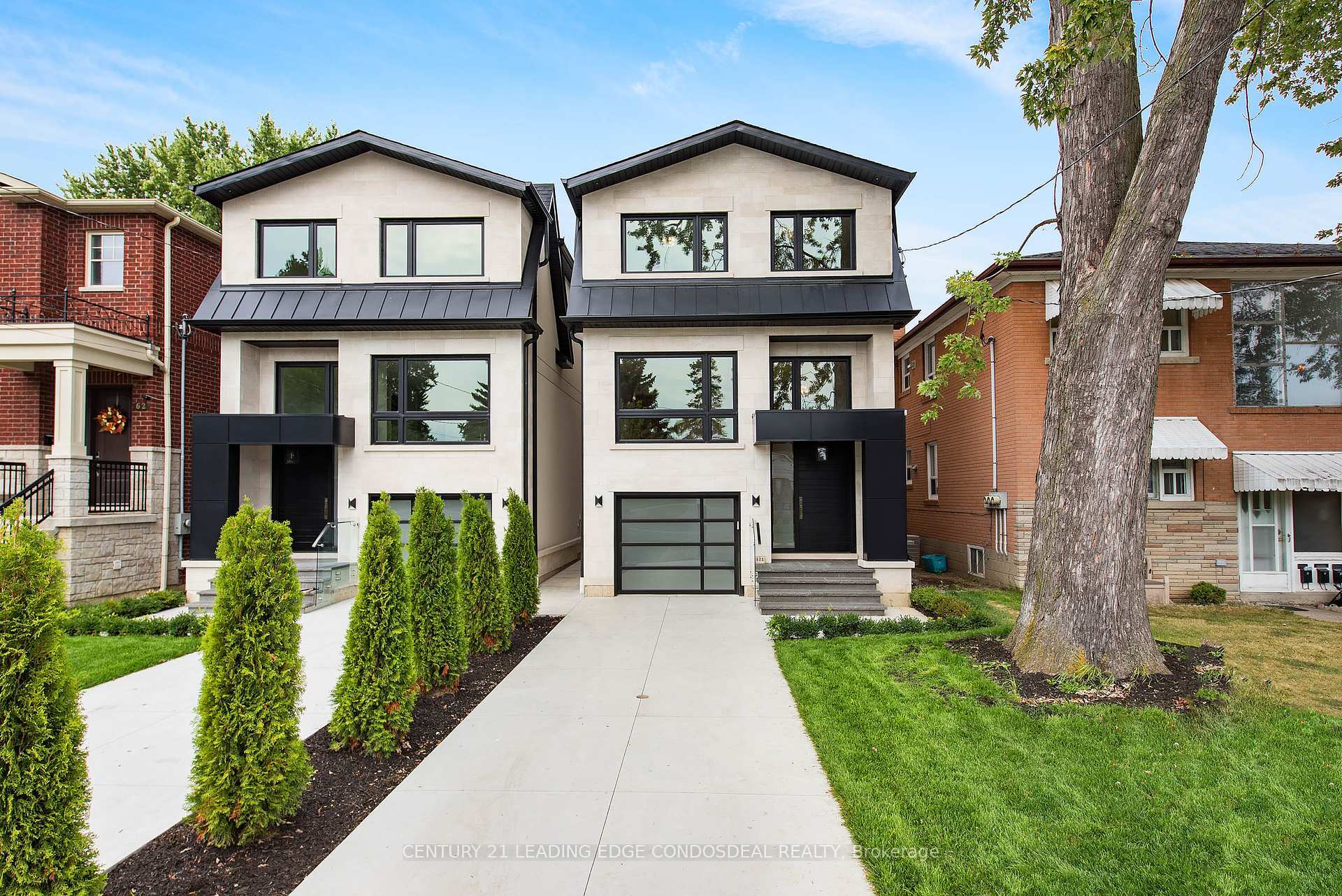 Photo de la propriété: 60A Burlingame Road ON M8W 1Y8