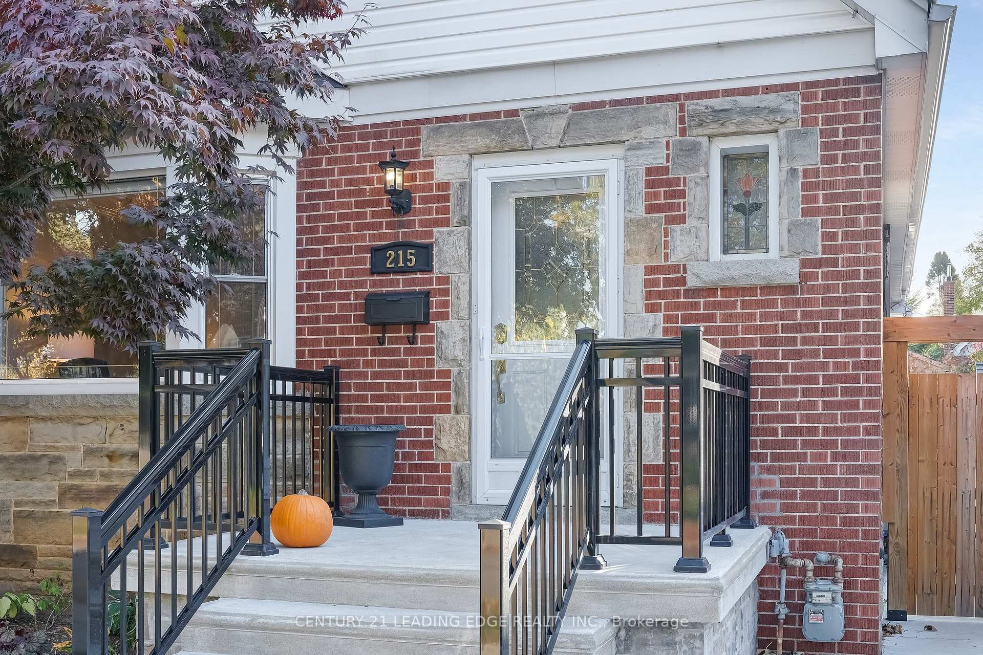 Photo de la propriété: 215 Wexford Avenue S ON L8K 2P1