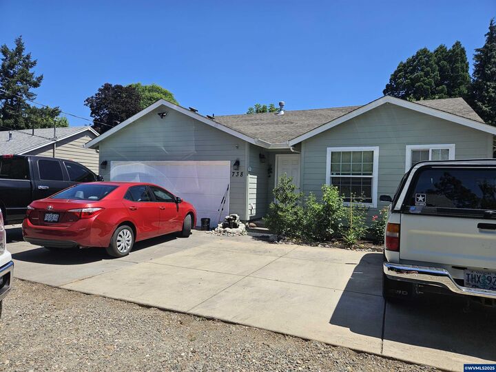 Property Photo: 738 Oscar Ln SE OR 97317