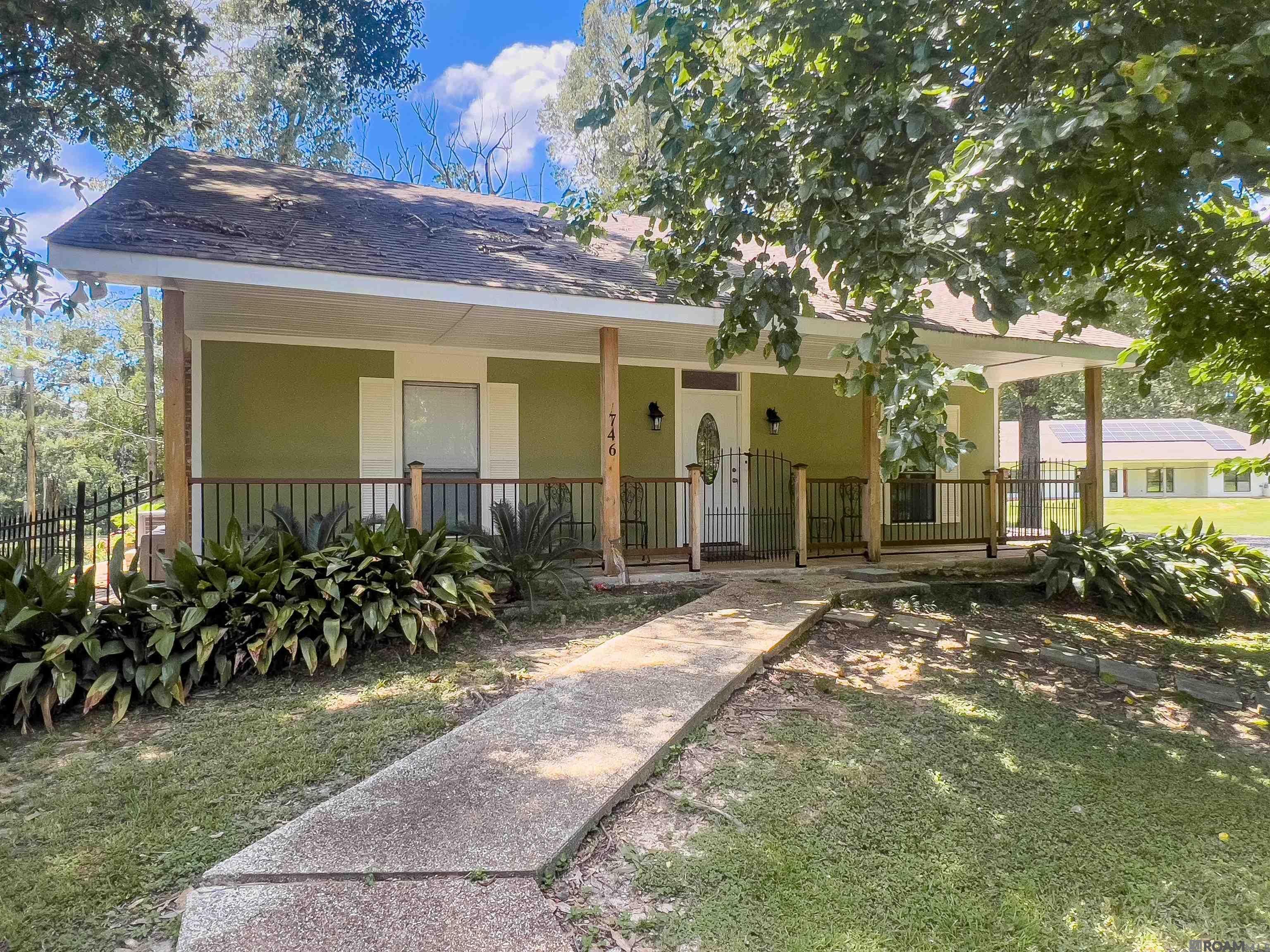 Property Photo: 746 Riverview Dr LA 70816