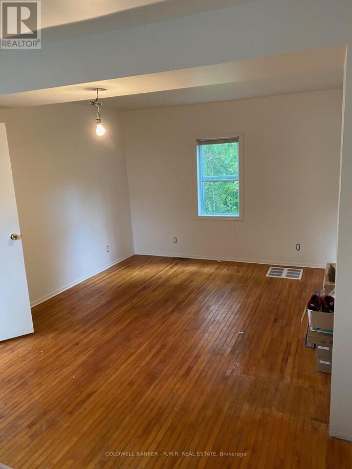 Photo de la propriété: 348 University Avenue West ON K9A 2J1