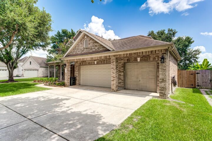 Property Photo: 10407 Middlerose Lane TX 77070